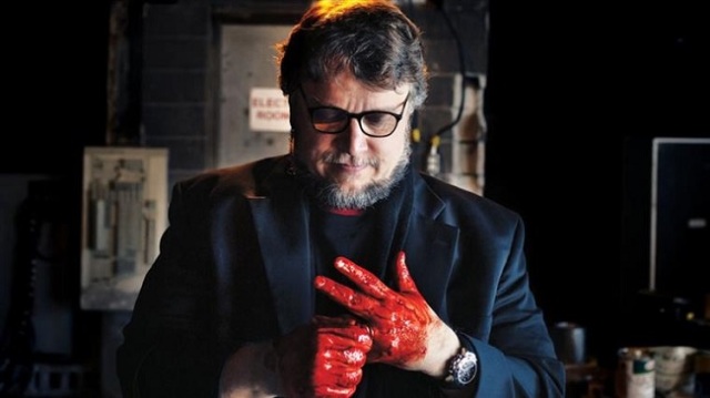 Guillermo Del Toro con mani insanguinate