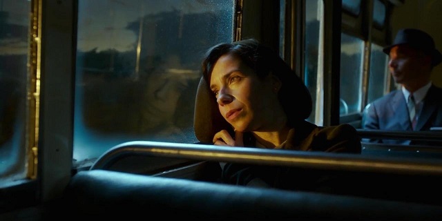 Scena dal film The Shape of Water. Protagonista guarda fuori dal finestrino dell'autobus, palesemente innamorata.